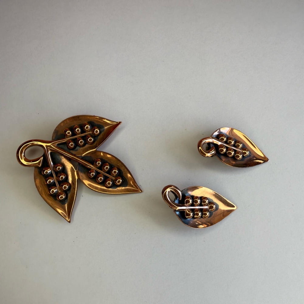 Vintage Gold Leaf Broach and Clip On Earrings Jewelry Set